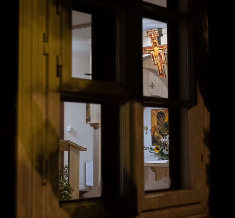 Poswiecenie kaplicy Malych Siost 768x712